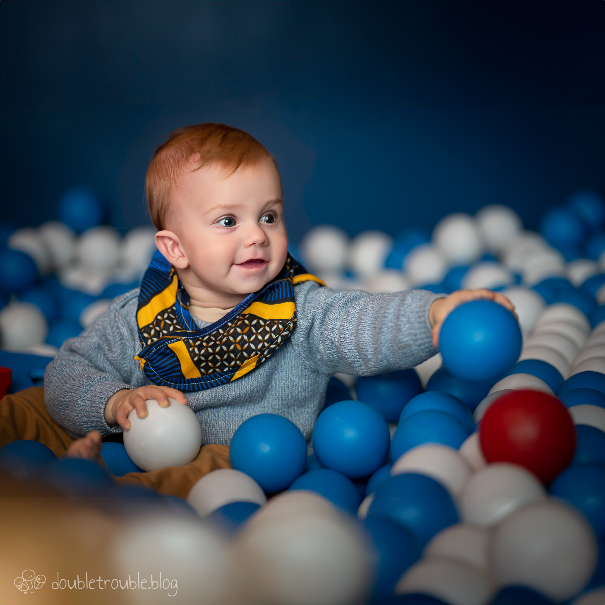 Unsere Kinder spielen Bälle zurück